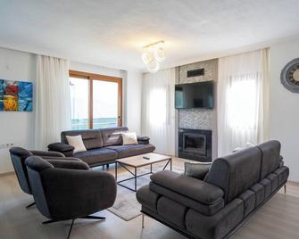 Villa Tuerkoglu Akyaka Kuyucak Daily Wee - Mugla - Wohnzimmer