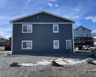 Yellowstone Retreat Rentals U1: two blocks from Yellowstone! - Gardiner - Gebäude