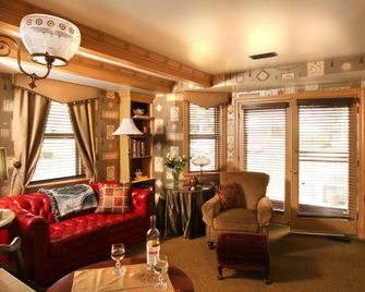 The Queen Victoria - Cape May - Living room