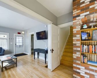 Anna's Place-Lake Superior Across the Highway, Downtown - Munising - Living room