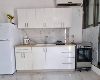 New Stylish Apartment with Balcony Close to Tel Aviv - Bnei Brak - Kitchen