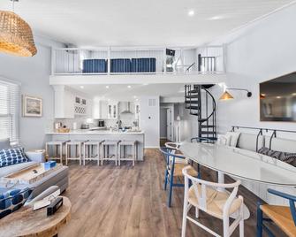 Beautifully Renovated with a beautiful pool-Close to Beach & Town - Stone Harbor - Dining room
