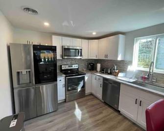 Modern Home with Air Conditioners Near Bitter Lake - Seattle - Cocina