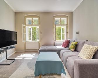 Grand Pupp Apartment with Jacuzzi and Netflix by Rentez - Carlsbad - Living room