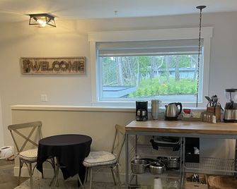 Driftwood Studio Loft#Oceanfront Park Area#Quiet! - Nanoose Bay - Dining room