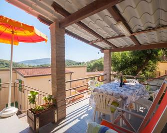 Residence La Valdana - 4 person apartment with swimming pool, tennis and parking 1km from the beach - Capoliveri - Balcone