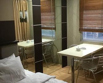Only 50meters to the Highway Jakarta - Merak ,easy go anywhere - Tangerang City - Room amenity