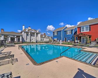 Half-Mi to Grand Lake Townhome with Hot Tub - Afton - Pool