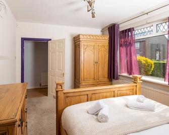 Pass the Keys Private Entrance GF 2 bed flat near Renfrew Centre - Renfrew - Bedroom