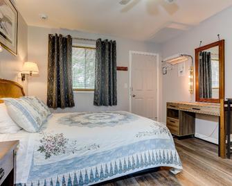 Stone Fountain Motel - Fenelon Falls - Bedroom