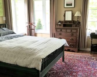 Riverhouse Cottage with falls, river swimming and hiking trails - Madoc - Habitación
