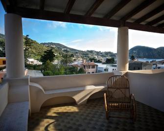 Pietra Pomice Hotel - ליפארי - מרפסת