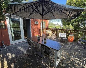Chic Modern Spanish With Downtown Views In Prime Los Feliz Los Angeles - Los Ángeles - Patio