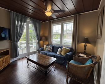 Park Place Inn and Cottages - Sanford - Obývací pokoj