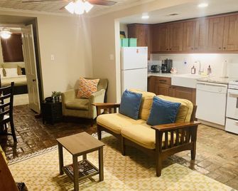 Cozy Capitol Hill Garden Apartment, Behind Capitol - واشنطن د.ك. - غرفة معيشة