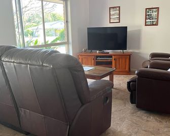 Baker Rainbow Beach - Rainbow Beach - Huiskamer