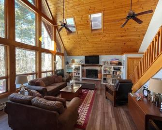 Winter Getway/Summer Fun at Kezar Lake Cabin-Lovell, ME - Lovell - Living room