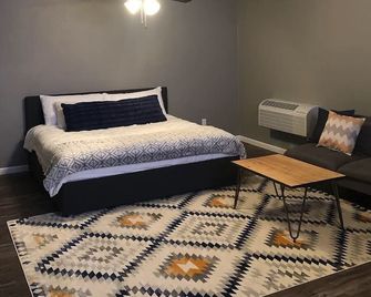 Klaver Cottage just off MO, KS, & OK’s Route 66 - Carl Junction - Bedroom