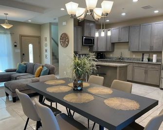 Cozy 3-bedroom townhome, best location in North Laredo. Sleeps 6-8. - Laredo - Dining room