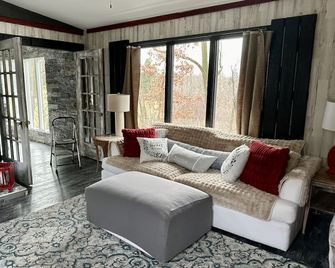 The Brupoppy Farm & Stay is farm located in the heart of Boston Heights Ohio. - Hudson - Huiskamer