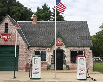The Philing Station: Restored 1920's Gas Station. A Retro Vacation Rental! - Ainsworth - Building