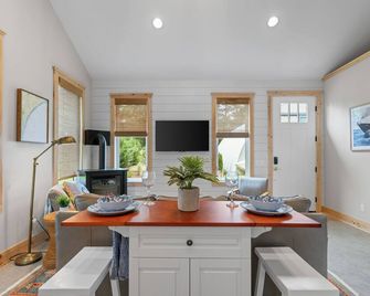 Near Wrightsville Beach! Cozy, Coastal Cottage w/King Br~FirePit~Outdoor Shower. - Wilmington - Dining room