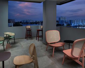 Home2 Suites by Hilton Miami Airport South Blue Lagoon - Miami - Balcony