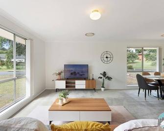 Aircabin - Marayong - Convenient - 3 Beds House - Blacktown - Living room