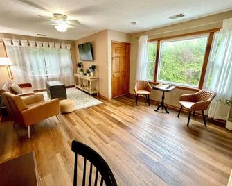 New: Vintage, Mid-Century Suite Above Antique Store - Wakeman - 客廳