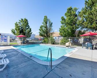 Motel 6 Carson City - Carson City - Zwembad