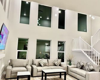 Ruby House Beautiful- Peaceful-4br Sleeps 12 - Anchorage - Living room