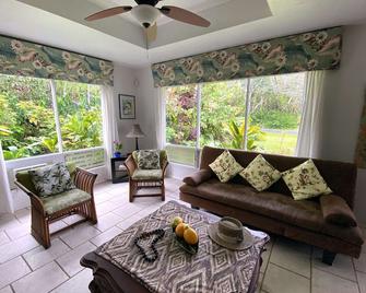 Tropical Forest Retreat Near Ocean - Ho'ohauoli - Pahoa - Living room