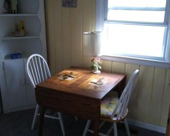 Pet Friendly Cottage walk to beach! - Rehoboth Beach - Dining room