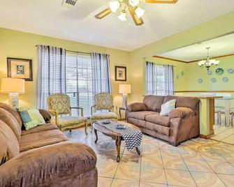 Long Beach Hideaway Walk to Beach, Shops and Bars! - Long Beach - Living room
