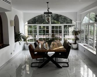 Large villa with huge garden and swimming pool, perfect for groups and events - Elche - Comedor