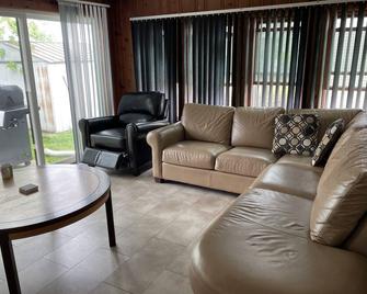 Lakefront 3 bedroom house with peaceful view - No Pet & No Indoor Smoking - Newport - Living room