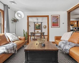 Peaceful Private Home by Two Casinos in the Woods - Preston - Living room