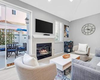 Ocean View Gem with Rooftop Deck and Hot Tub - San Diego - Sala de estar