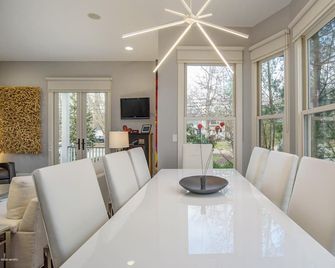 IN TOWN Luxury Resort -hot tub, heated pool & a two season entertainment room - Saugatuck - Comedor