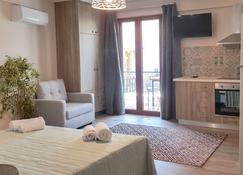 Captain's Seafront Apartments - Nydri - Living room