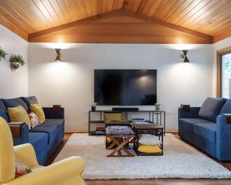 ️️ Garden Street Retreat at Lake Pepin ️️ - Lake City - Living room