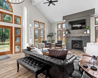 The Grand Lodge with private pool - The Ultimate Retreat - Huron - Obývací pokoj