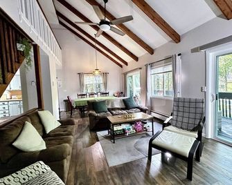 Casita Verde – The Perfect Family Getaway in a 4-Season Resort Community - Lake Ariel - Living room