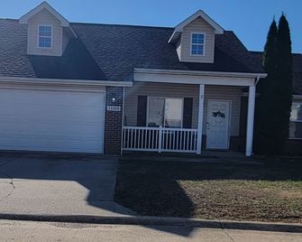 Blue Sage Inn-Pet Friendly home in Saint Robert, MO. Close to Fort Leonard Wood. - St Robert - Gebouw