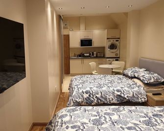 London Luxury Apartments 5 Min Walk from Ilford Station, With Free Parking Free Wifi - Ilford - Bedroom