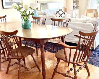 Harvey Cedars Bayfront - 5 min to beach. Sunsets from huge deck. - Beach Haven - Eetruimte