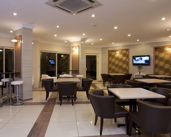 Remi Hotel - אלניה - מסעדה