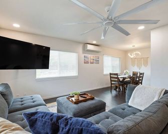 'Coconut Crest Cottage' - Kahuku - Pokój dzienny