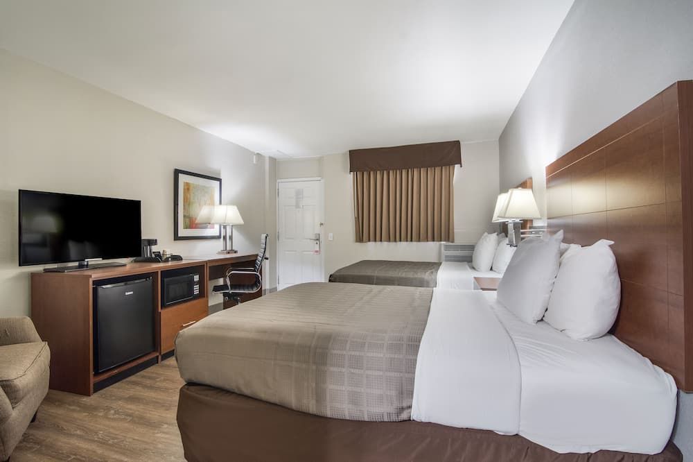 Bedroom view of The Townhouse Inn