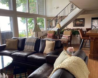 Large Vacation Rental Chalet Mountain Views 6 Br - Roaring Gap - Sala de estar